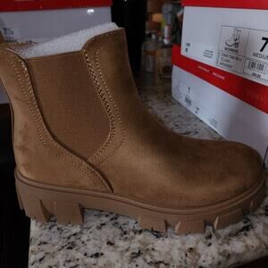 TRUE CRAFT NWT WOMENS JOYRIDER CHELSEA BOOTS